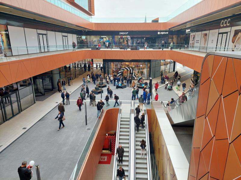 Fedezd fel Budapest legújabb plázáját, a Zenit Corso-t! A vásárlók számára számos izgalmas lehetőséggel és különleges ajánlatokkal várja látogatóit. Tekintsd meg a legfrissebb fotókat, és ismerd meg, mivel kápráztat el ez az új bevásárlóközpont! Ne hagyd 