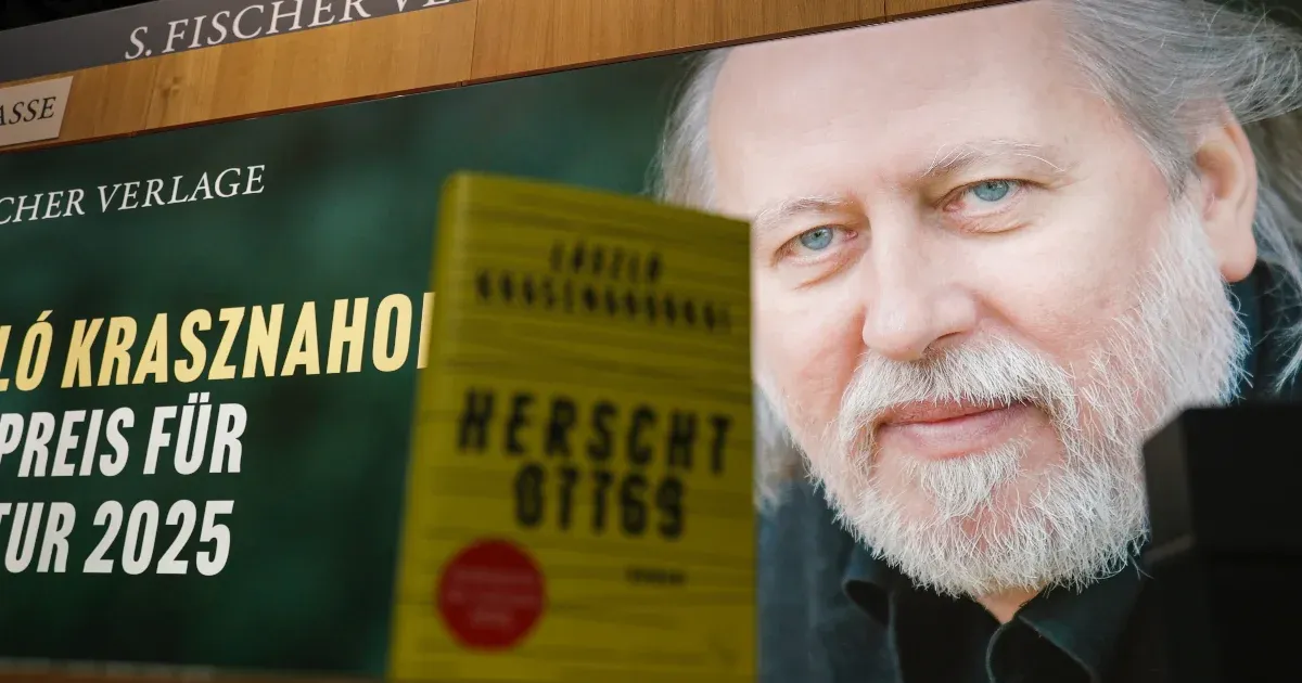 Demeter Szilárd részletesen kifejtette, miért éppen egy A4-es méretű lap hirdeti Krasznahorkait a Frankfurti Könyvvásár magyar standján.