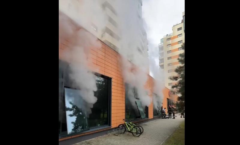 Természetesen! Íme egy egyedi változat:

**Újabb tragédia egy bukaresti panelházban**

A román főváros, Bukarest ismételten szomorú hírek színhelyévé vált, amikor egy újabb panelház-katasztrófa rázta meg a várost. A lakók rémálma valósággá vált, amikor a 