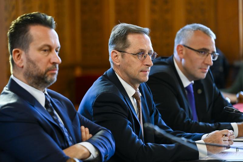 Gyanú merült fel a jegybank körüli visszaélések kapcsán, különös figyelmet kapva a költséges székházfelújítás ügyében, amely a cég saját ingatlanos tevékenységével összefonódik. A helyzet további vizsgálatokat igényel, hogy kiderüljön, valóban történtek-e