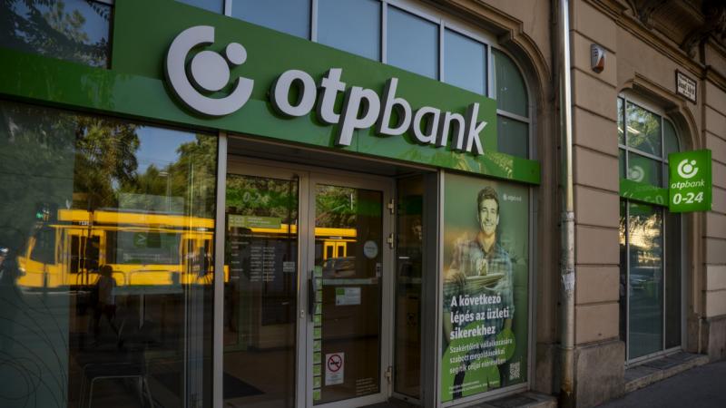 Ha valaki időben cselekszik a pénzével, jelentős összegeket takaríthat meg. Fontos, hogy gyors döntéseket hozzunk, hiszen a lehetőségek hamar eltűnhetnek. Az alábbiakban megtalálható az érintett bankok listája, amelyek segíthetnek a spórolásban. Ne habozz