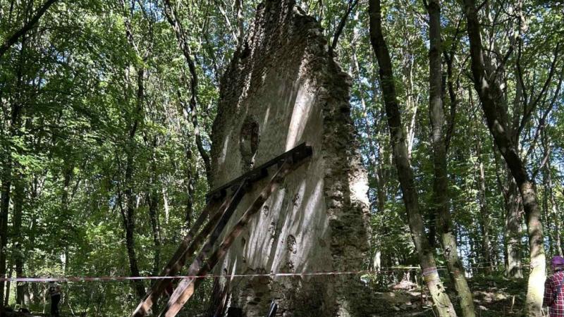 Egyesült erőfeszítések révén új lehetőség nyílik a tálodi templomrom előtt | Sokszínű