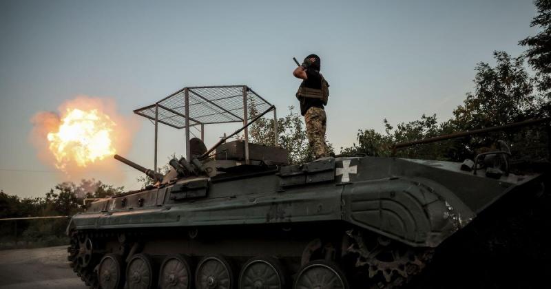 Egy magyar újságíró a kelet-ukrajnai frontra látogatott, ahol fáradt és elégedetlen katonákkal folytatott beszélgetést.
