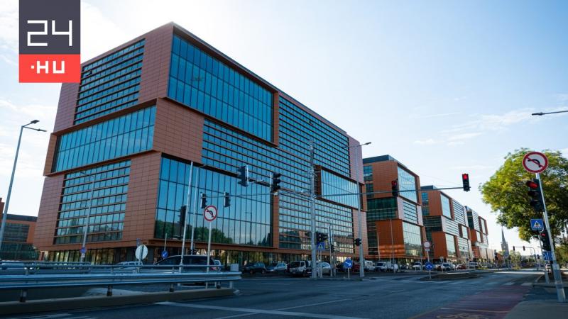 A Népszava legfrissebb értesülései alapján úgy tűnik, hogy az új épület fűtés és meleg víz hiányában kénytelen megkezdeni működését.