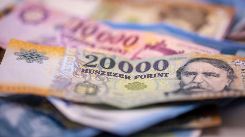 A forint egyre csak erősödik: elérkezett az újabb másfél éves rekord!